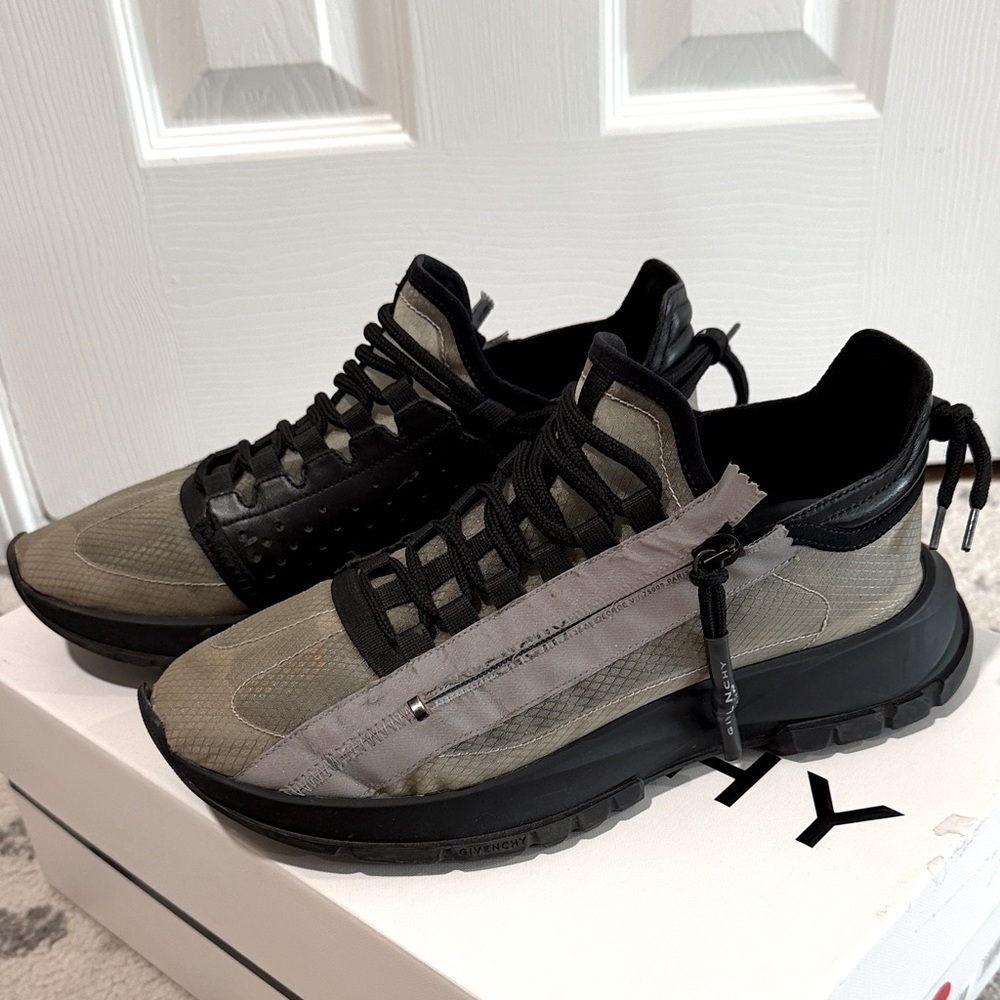 Givenchy Women's Sneakers in Black and Gray